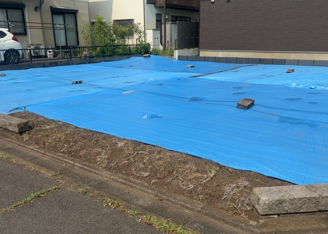 土地の前の道路に消火栓が設置されていることがあります。この場合、道路交通法第45条第1項により、駐車禁止の場所が指定されています。そのため、車庫などの駐車スペースをつくることができない場合があります。
