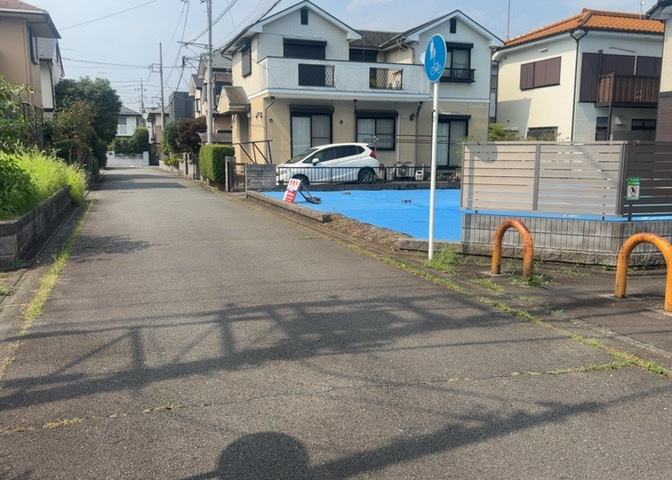 現地に行くなら、物件の周囲の地形がどうなっているかを見ることも大切です。周辺より低くなっている土地では、大雨などで水が集まりやすいため、地盤が弱くなっているということも考えられるため、注意が必要です。