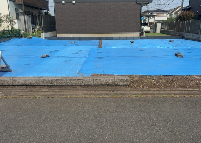 土地購入を検討されている場合、境界杭がない状態で購入してしまうと境界確定測量をする必要があり、費用がかかります。購入の前に、売主、隣土地所有者立ち合いのもと境界を確定し境界杭を設置するのがベストです。