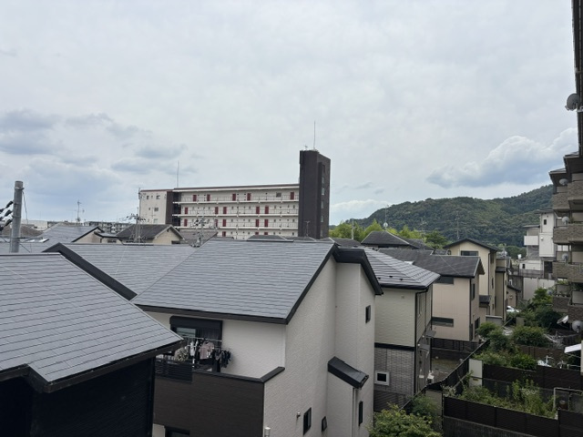 バルコニーからは開放感のある眺望が広がります。周囲は閑静な住宅街で落ち着いた住環境。遠くには豊かな緑を望むことができ、日々の暮らしの中で季節の移り変わりを感じられます。