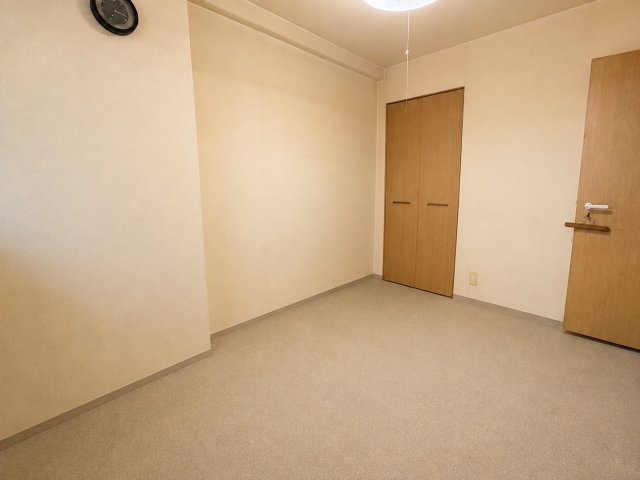 落ち着いた色合いの内装がゆったりとした雰囲気を演出する5.8帖の洋室。壁面にはクローゼットが設けられており衣類や日用品を整理しやすい造りです。家具の配置を考えやすい空間で寝室や書斎趣味のお部屋に。