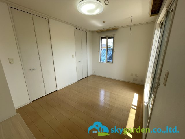 落ち着いて過ごせるお部屋なので、寝室にいかがでしょうか