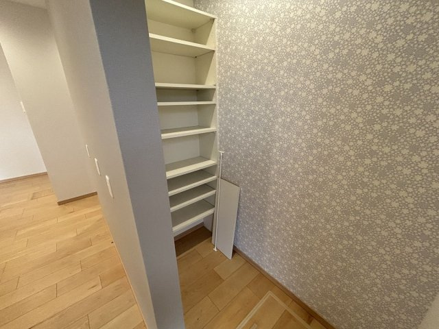 キッチンの裏に可動棚があります。パントリーとして活躍できます