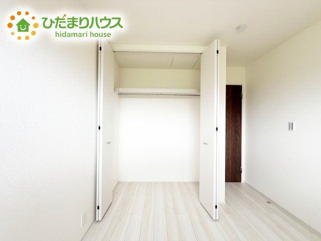 室内には収納スペースもあり、衣類や小物類をたっぷり収納可能。お部屋をより広くお使いいただけます。