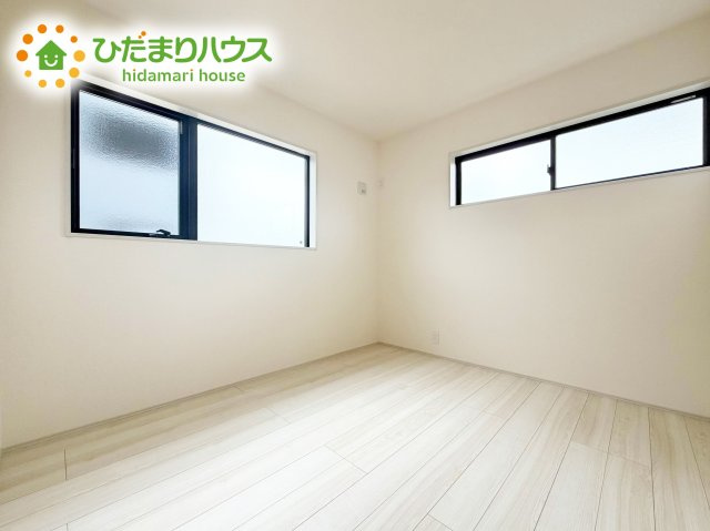 二面採光の設計で明るい時間帯は陽が入り、リラックス出来るお部屋となっています。