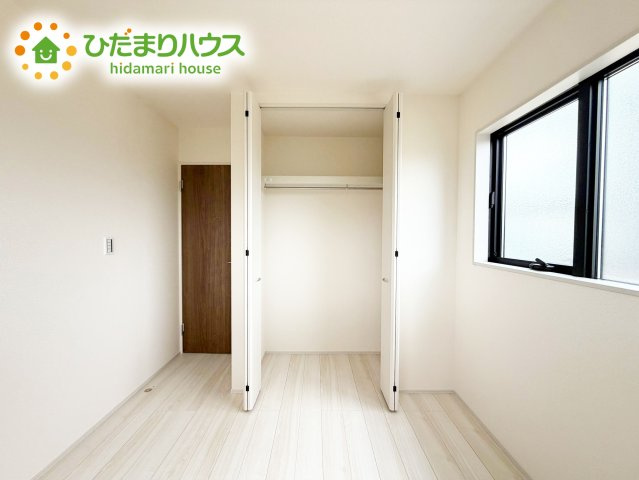 明るい洋室。たっぷり収納があるから、お部屋をいつもすっきりキープ。