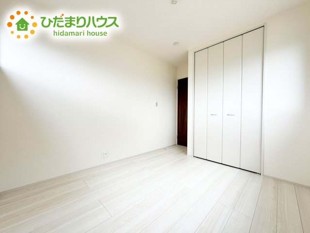 お子様の成長に合わせて、自由に模様替えできるように考えた、シンプルな洋室