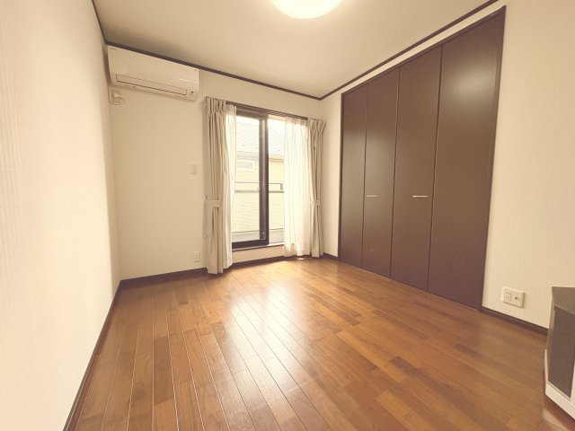 コンパクトながらも使い勝手の良い約5.5帖の洋室。大きめのクローゼットが設けられており、衣類や荷物もすっきり収納可能です。エアコンも設置されているため、季節を問わず快適にお過ごしいただけます。