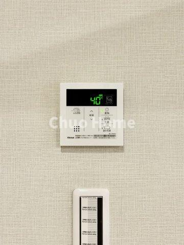 【給湯リモコン】外での一日を忘れさせてくれるオートバス機能でお好みの湯量・温度に調整された浴槽。