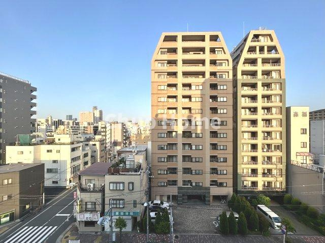 手を伸ばせば、ふれることが出来そうな環境が、そのままインテリアになったような印象です。その豊かな眺望にふさわしい空間には、通風・採光にも優れ、心地よい光と風があふれています