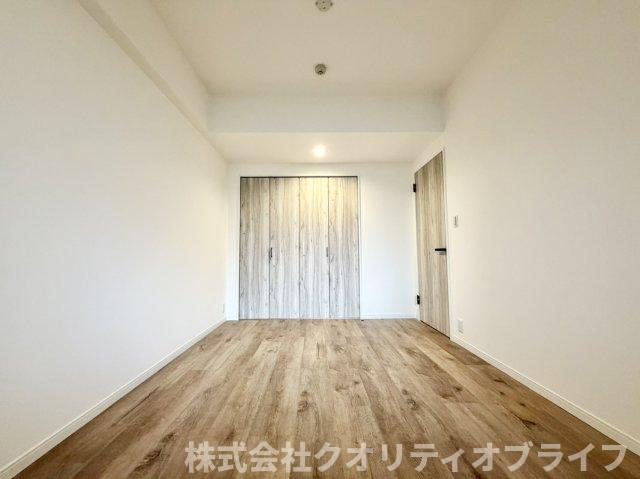 静かに集中できる環境が整った、リモートワークやオンライン授業、趣味の書斎スペースにぴったりな洋室。