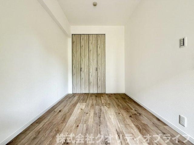 クロスやフローリング、建具まで全てが交換された清潔感あふれる洋室。美しさと洗練され、どんなデザインの家具を配置しても綺麗に馴染む空間に仕上がっています。