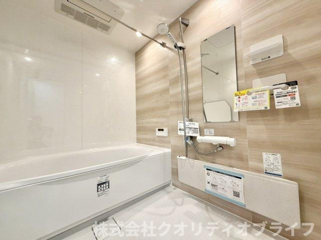 お気に入りの入浴剤を入れて、贅沢なリラックスタイムを過ごせる空間です。毎日のバスタイムが楽しみになるような、開放感のある設計。
