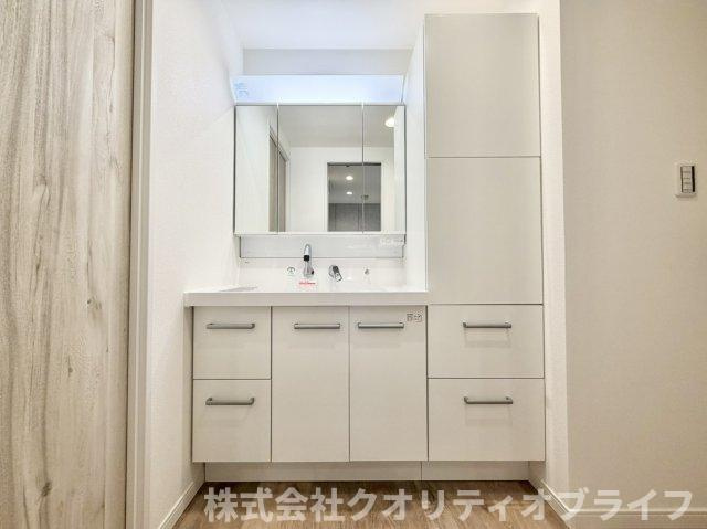 洗練されたモダンなデザインの新品に交換された洗面化粧台。清潔感あふれる水回りで毎日の朝の身支度や帰宅時の手洗いの時間が、より快適で気持ちの良いものに変わります。