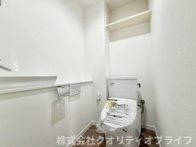 トイレットペーパーのストックや掃除用具を生活感を出さずに収納できる、便利な上部吊戸棚付き。