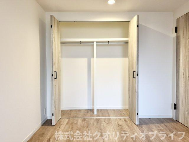 奥行きのある収納は普段の生活で使うものを収納できます。