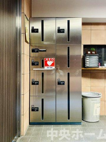 【宅配ボックス】在宅時・不在時に関わらず、居住者の代わりに非対面で宅配物を受け取ってくれる便利な設備です。わかりやすくご説明致しますので見学時にはお部屋だけではなく共用部分もぜひチェックしてください。