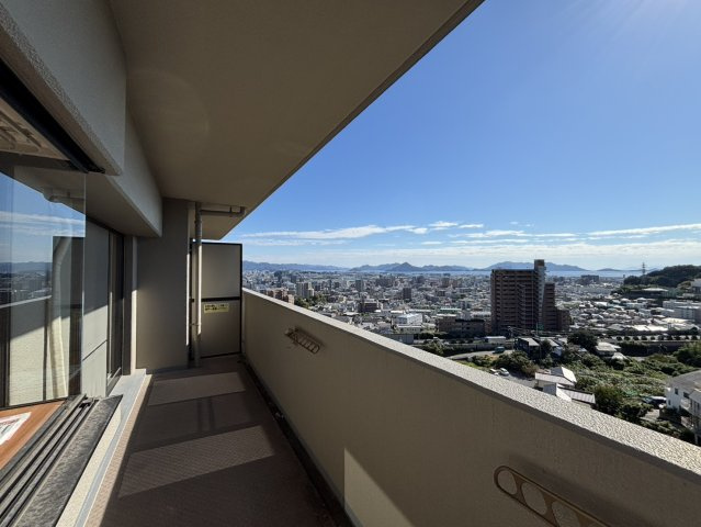 広々としたバルコニーからは、市街地を一望できる贅沢な眺望が魅力。日当たり・風通しともに良好で、洗濯物も気持ちよく乾きます。くつろぎの時間を楽しむことも可能な広さです。開放感と快適さを両立した空間です。