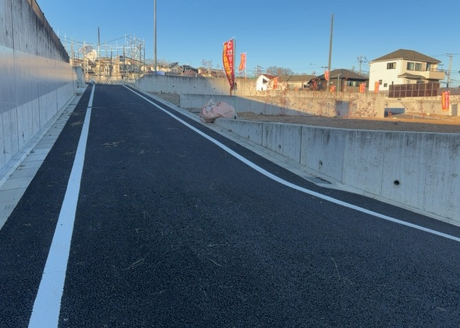 土地の面積＝住宅面積ではありません。建ぺい率の問題などで、土地のある場所によって住宅を建てられる面積は限られています。高さもしかり、「土地」という言葉の中には、建築条件も含まれると考えておきましょう。
