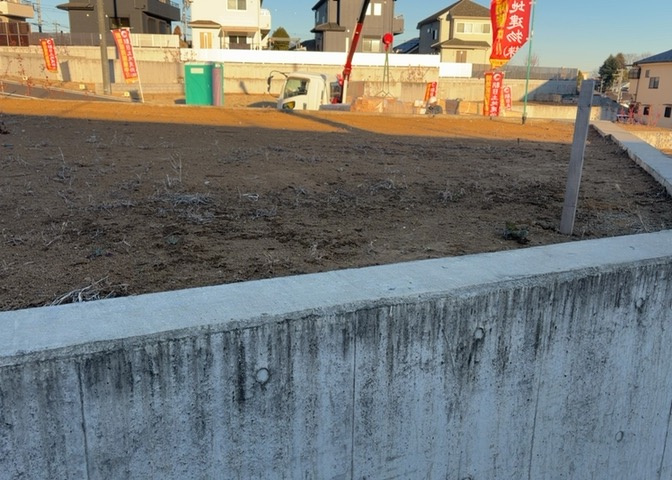家を建てる場合、方位は要チェックです。現実的に日当たりのよい家ならばリビングは南側、建築基準法でも北側に当たる家への配慮は求められています。土地を見学に行く際は、方位磁針を持って行くようにしましょう。