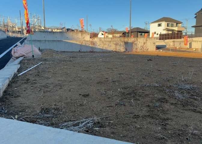 土地を買う際、住む地域の自治体や福祉の補助制度にも注目してみましょう。子供や老人の医療補助やゴミ出しのルールなど、自治体によってルールに大きな違いがあるため、暮らしやすい土地で判断するとよいでしょう。