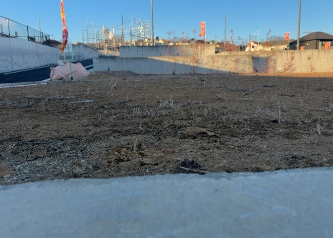 土地の前の道路に消火栓が設置されていることがあります。この場合、道路交通法第45条第1項により、駐車禁止の場所が指定されています。そのため、車庫などの駐車スペースをつくることができない場合があります。