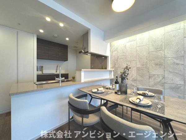 石目調のアクセントパネルが高級感を演出。大きな窓から陽光が差し込む、開放感あふれるリビング。