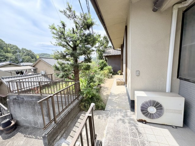 建物周辺には植栽の緑を楽しめるスペースがあり、住宅街にいながら自然を身近に感じられます。通路部分もしっかり確保。道路面より一段高い立地で、周辺の景色や緑を感じられるのもポイント。風通しの良い環境。
