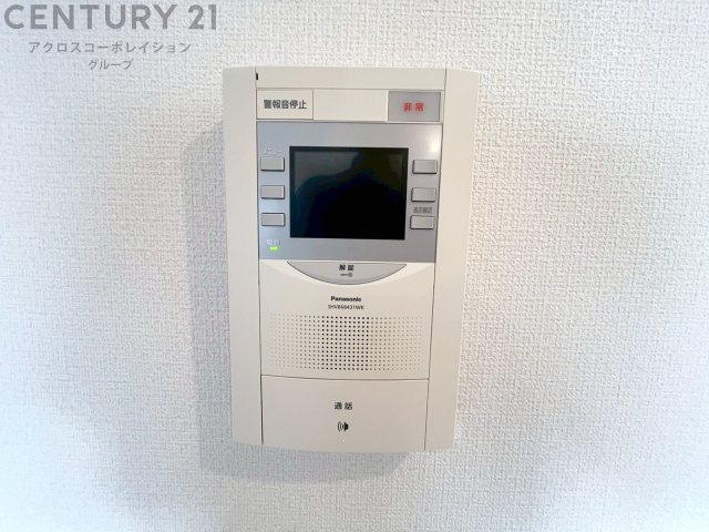 訪問者が来たときにテレビ画面で確認できるため、安心してドアを開けられます。録画機能があるものもあり、留守中に来訪者を記録しておくことができます。利便性が高く、セキュリティ面でも安心です。