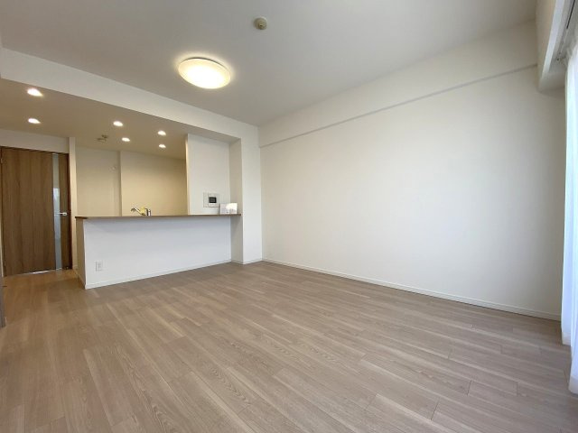 広々としたリビングダイニング。窓からの自然光が室内を明るく照らし、家族みんなが自然と集まりたくなるような温かみのある心地よい雰囲気を演出します。
