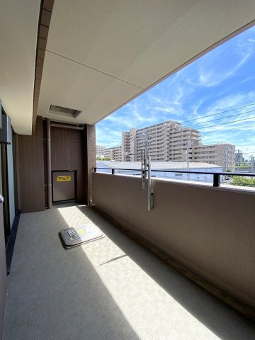 専有面積12.00？を誇るゆったりとしたバルコニー。陽当り・通風ともに良好で、洗濯物や布団を干す際にも十分なスペースがございます。気分転換のリフレッシュにもぴったりです。