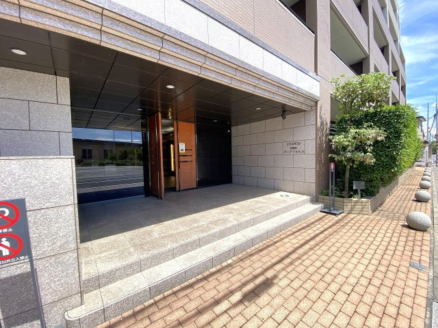 マンションの顔となるエントランスアプローチ。アプローチ部分は綺麗に整備されており、住まう方や訪れるゲストを温かく迎え入れます。管理の行き届いた清潔感のある共用部です。