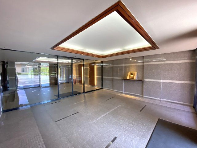 明るく整頓されたエントランスホール。開放感のある空間で日々の出入りも快適です。共有スペースの掃除が行き届いており、日頃の丁寧なマンション管理体制が窺える心地よい空間です。