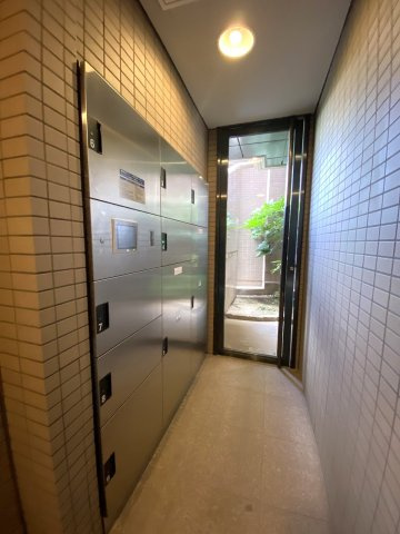 ご不在時でもお荷物をスムーズに受け取れる便利な宅配ボックスを完備。再配達の手間が省け、日中お仕事や外出で忙しい方でも安心して荷物を受け取れる大変魅力的な設備です。