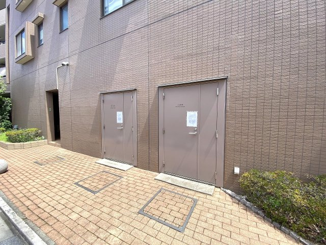 敷地内に設置された専用のゴミ捨て場です。清掃が行き届いており、大変清潔な状態が保たれています。住まう方のマナーも良く、日常の快適な暮らしを陰ながら支える共用設備です。