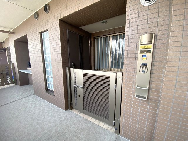 玄関前には1.60？の専用ポーチを備えております。戸建て感のような独立性を高めるとともに、ベビーカーの一時置きや室内のプライバシー保護にも役立つゆとりあるスペースです。