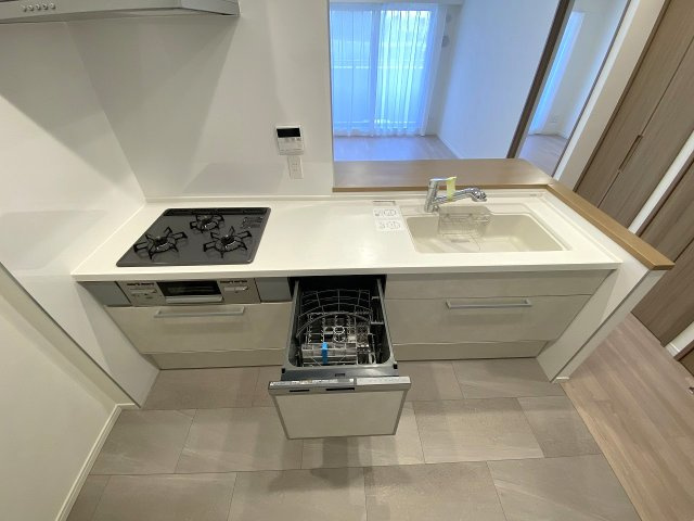 家事の時間を大幅に短縮してくれる便利な食器洗い乾燥機を標準装備。手洗いに比べて節水効果が高く、食後の後片付けもスムーズに行えるため、ゆとりある時間を生み出します。