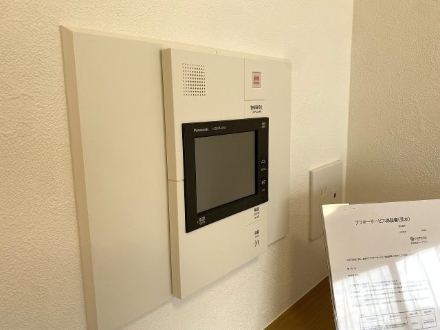 室内から訪問者の顔を確認できるTVモニター付きインターホンを設置。不在時の来客チェックはもちろん、防犯面でも大きな安心感があり、毎日の暮らしの安全を守ります。