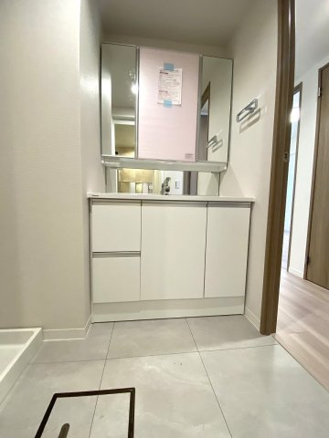 スタイリッシュな洗面化粧台へ新規交換済。収納力に優れており、散らかりがちな洗面小物や衛生用品もすっきりと整理整頓できます。朝の身支度もスムーズに行えます。
