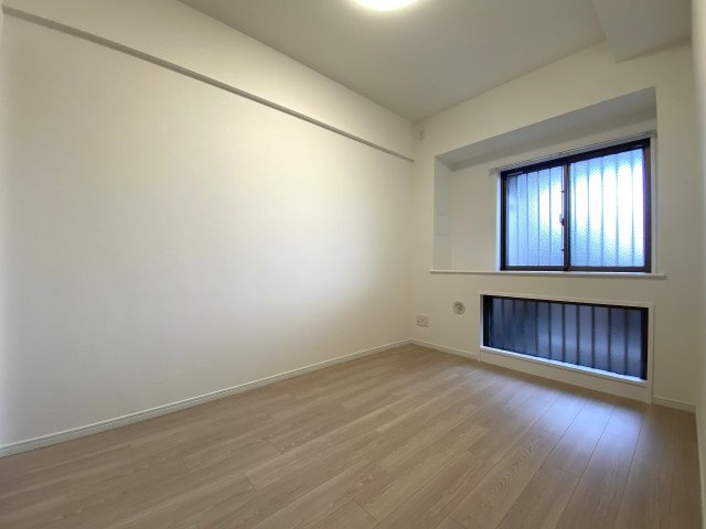 約5.0帖の洋室（間取り図左上）は、収納力抜群のお部屋です。寝室としてはもちろん、集中できるテレワークスペースとしても活用できます。