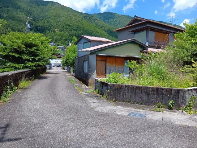 南西側接道。南アルプスの豊かな自然に囲まれた井川エリア。