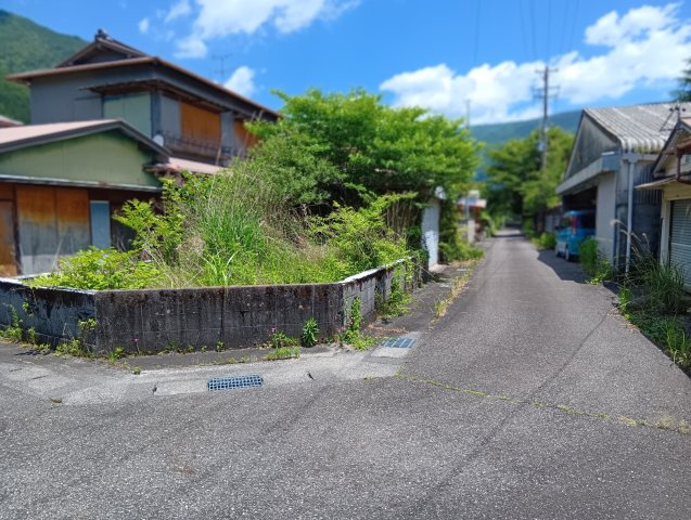 南東側接道。静岡市葵区井川の四季の彩りを楽しむ環境に位置します。