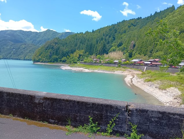 物件の目の前には井川湖が広がります。澄んだ空気と豊かな自然に囲まれた静かなロケーション。