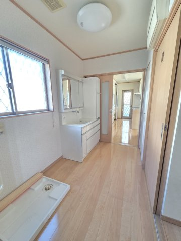 洗面脱衣所は3帖とゆったりしています！お子様との入浴はもちろん、ご年配の方が入る際も広い空間が必要ですので、永くお住まいいただける造りですね♪