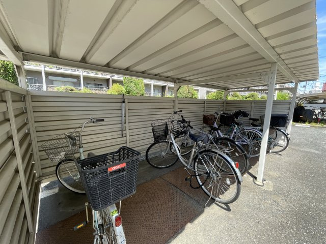 屋根付きの駐輪場で、サビや汚れの心配も不要。　