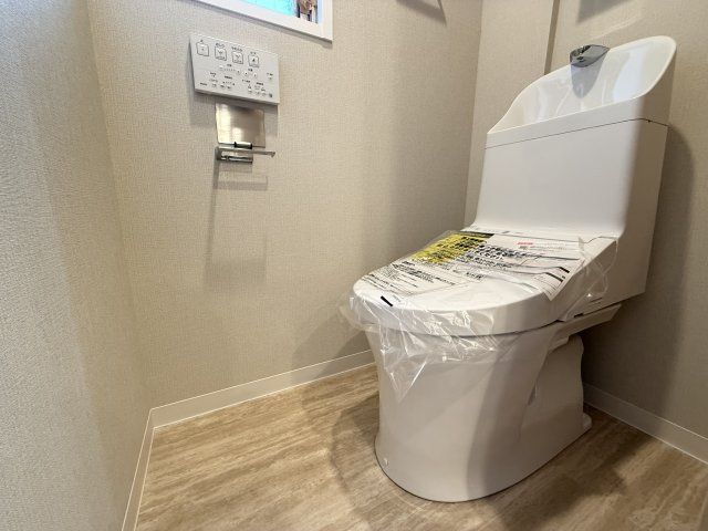 温水洗浄便座付きの清潔感あるトイレは、落ち着いた空間に。　