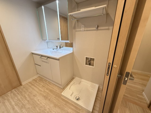 洗濯機置き場の上にも収納スペースがあり、小さなお子様の洗剤等の誤飲も心配不要。　