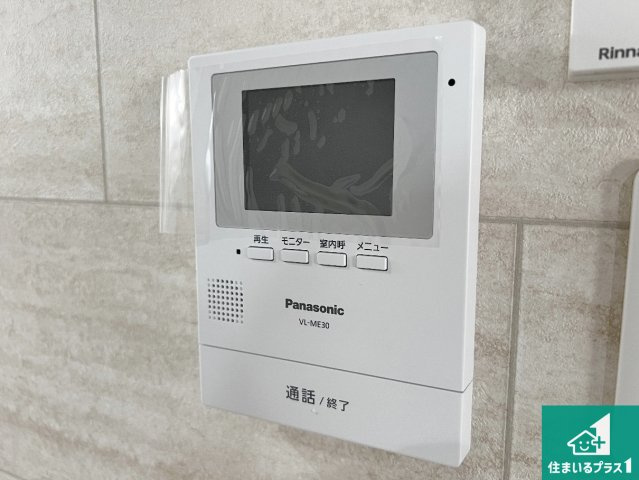 カラーモニターインターホン！声だけでなく来訪者の姿や顔がモニターで確認できるので、小さなお子様がいらっしゃるご家庭でも安心できます！