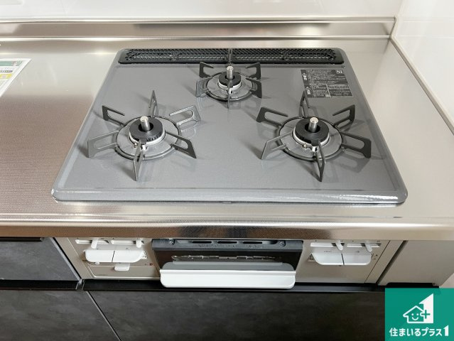 ダブル高火力Ｓｉセンサー付きコンロ！3口あるので、まとめて料理をする時も大活躍！