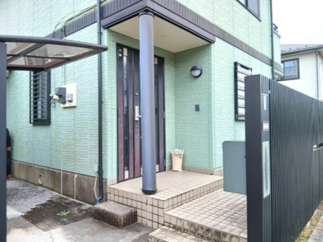 【エントランス／現地写真】ゆったりとした玄関。屋根付きのポーチを採用して、雨の日に配慮しています。